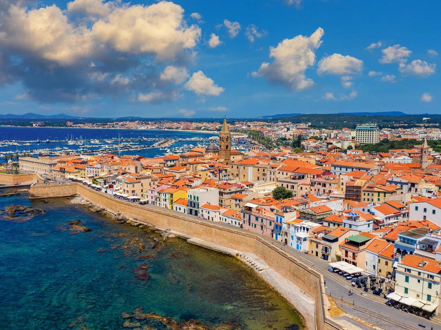 Alghero in Sardegna, centro storico e costa