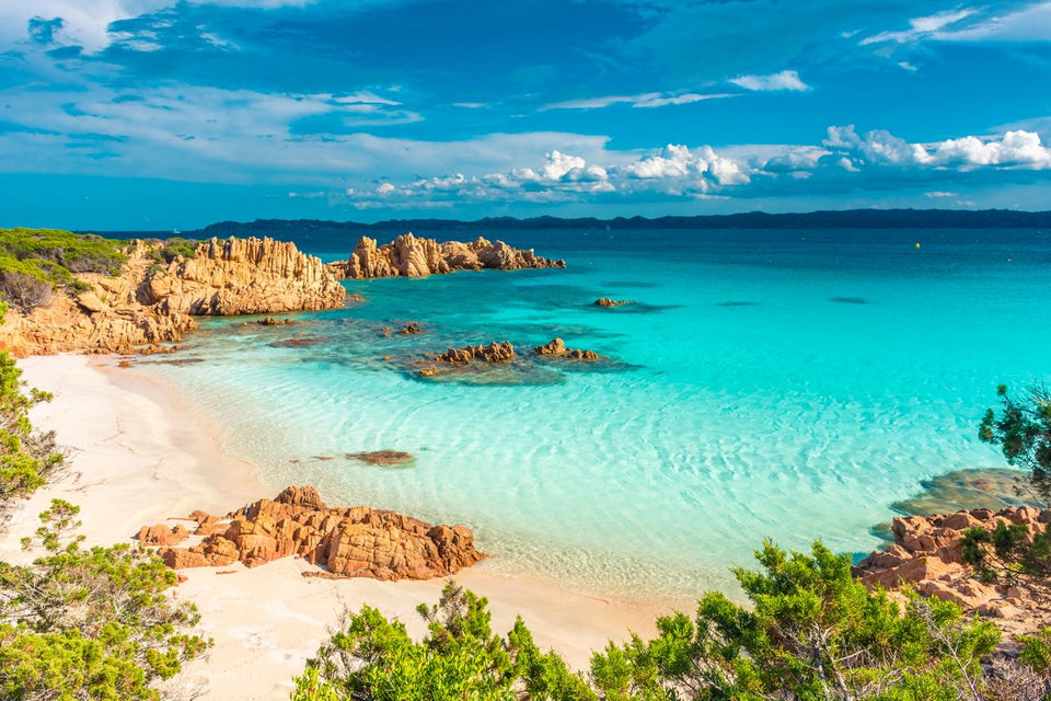 Paesaggio costiero della Sardegna per una guida sul periodo migliore per visitarla