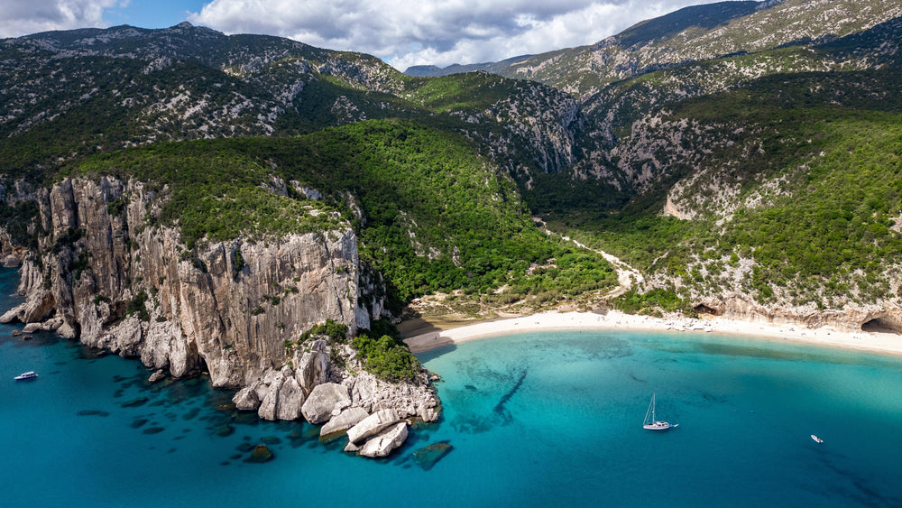 Spiaggia Cala Luna nel Golfo di Orosei in Sardegna tra alte scogliere